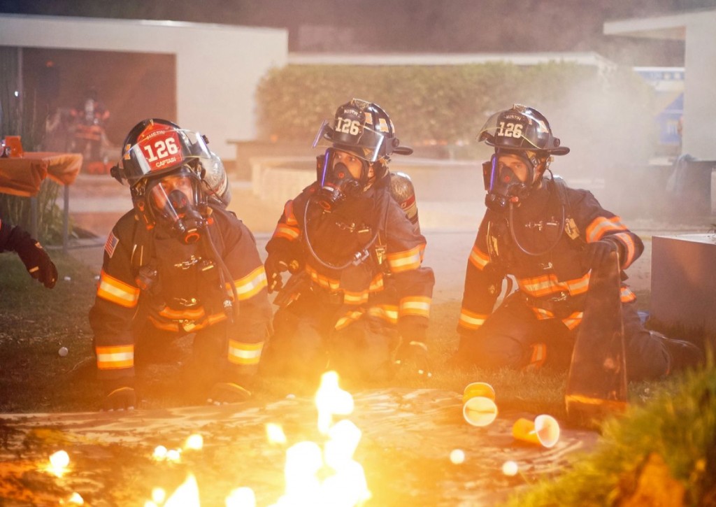 Les pompiers doivent gérer un incendie avant que celui-ci ne s'étende largement.