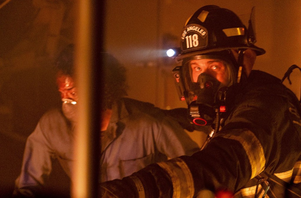 Eddie Diaz (Ryan Guzman) est en compagnie d'un gars alors que celui-ci est en train d'aider différentes personnes à sortir d'un bâtiment en feu.