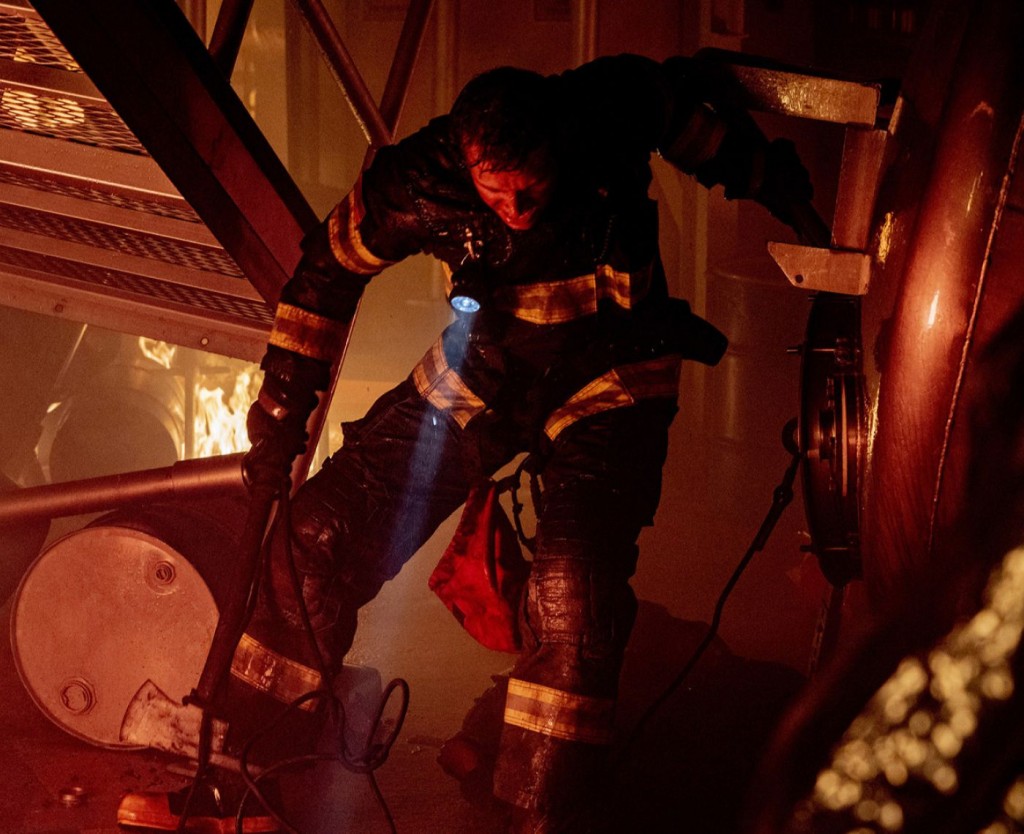 Eddie Diaz (Ryan Guzman) est en mauvaise posture, il est dans un incendie de grande ampleur qu'il tente d'éteindre avec difficulté.