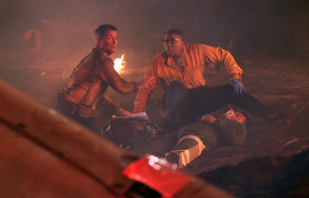 Owen Strand (Rob Lowe) et l'auxiliaire médicale Hen Wilson sont en plein milieu de l'incendie où ils essayent de venir en aide à une personne inconsciente qui est couchée sur le sol.