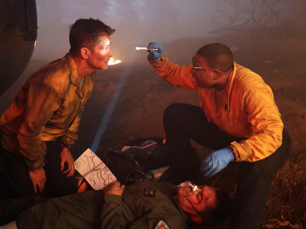 Dans cet incendie important, l'auxiliaire médicale Hen Wilson (Aisha Hinds) vérifie que Owen Strand (Rob Lowe) va bien en l'osculant en plein milieu de la forêt en feu.