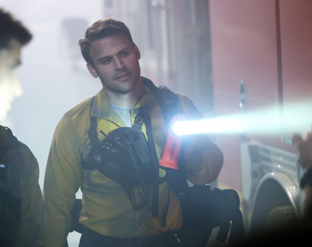 Le pompier de Los Angeles, Eddie Diaz (Ryan Guzman) est arrivé au Texax, à Austin, afin de venir en aide aux équipes du capitaine Owen Strand afin d'éteindre l'incendie qui ravage la forêt.