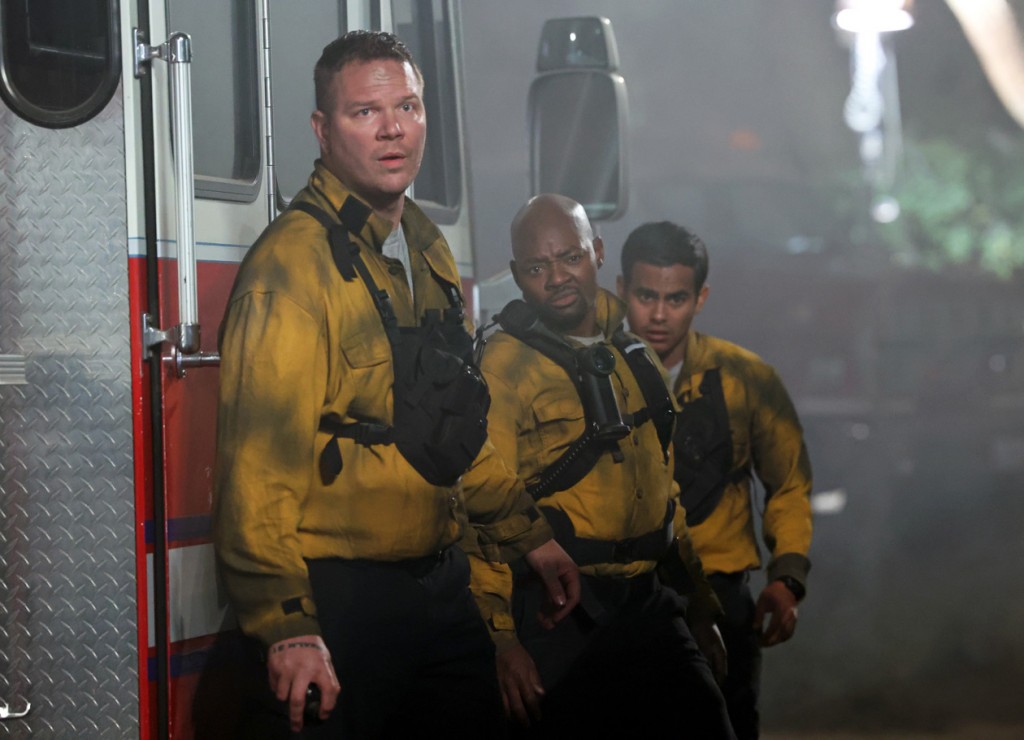 Les pompiers Mateo Chavez (Julian Works), Paul Strickland (Brian Michael Smith) et Judd Ryder (Jim Parrack) sont noirs de fumée après avoir face à l'incendie de leur forêt.