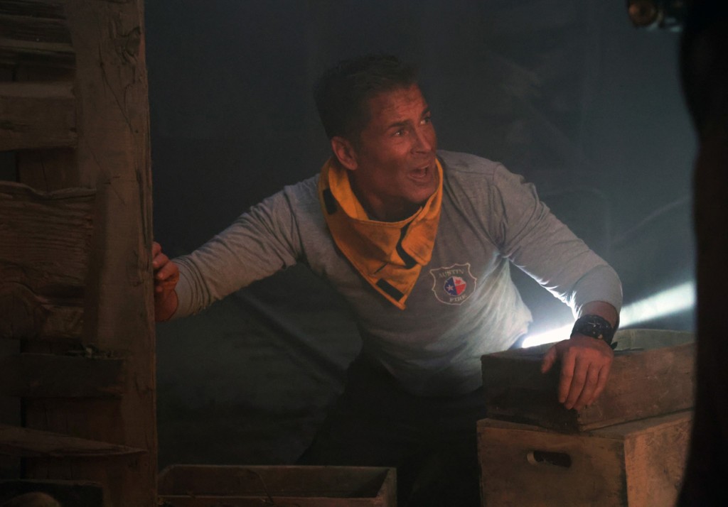 Owen Strand (Rob Lowe) cherche du matériel afin de se libérer de l'endroit où il est pris au piège et qu'il ne parvient pas à quitter par lui-même et Hen Wilson.