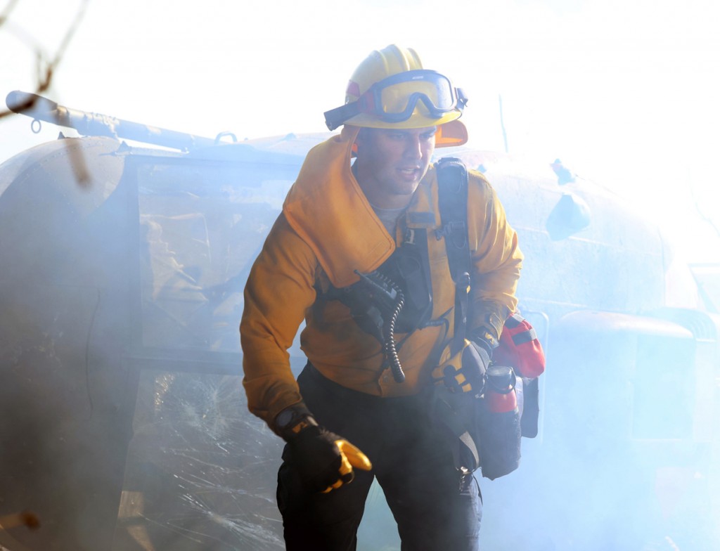 Dans cet air pris de fumée, le pompier Eddie Diaz (Ryan Guzman) avance avec son matériel afin de venir en aide aux autres pompiers de la caserne du capitaine Owen Strand (Rob Lowe).