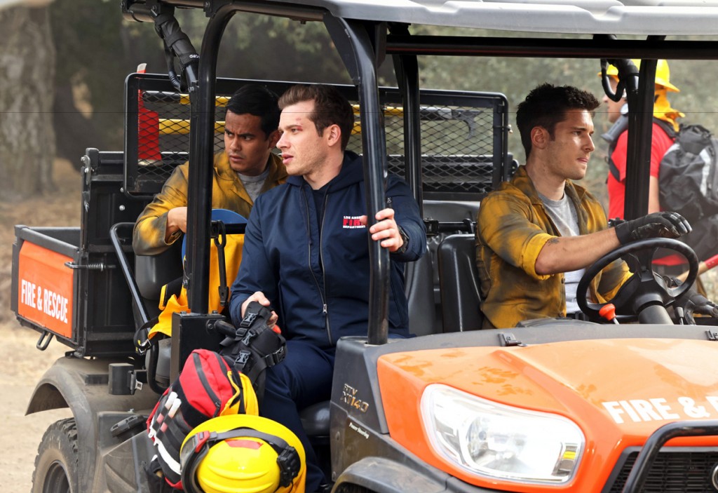 Tout comme Hen Wilson (Aisha Hinds) et Eddie Diaz (Ryan Guzman), Evan Buckley (Oliver Stark) arrive sur les lieux de l'incendie pour venir en aide aux casernes de Austin en difficulté.