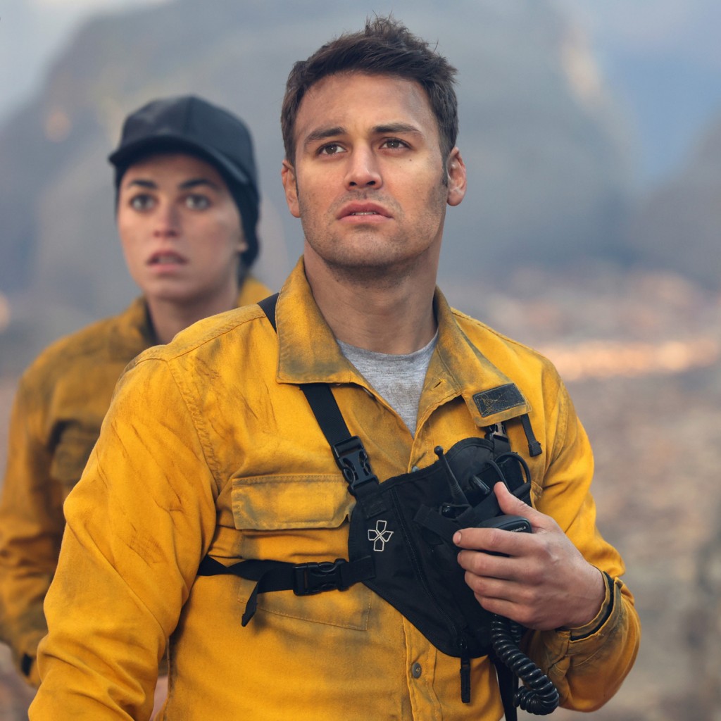 Les deux pompiers regardent la situation compliquée qui les attend deux eux avec cette incendie qui ravage la forêt dans les alentours.