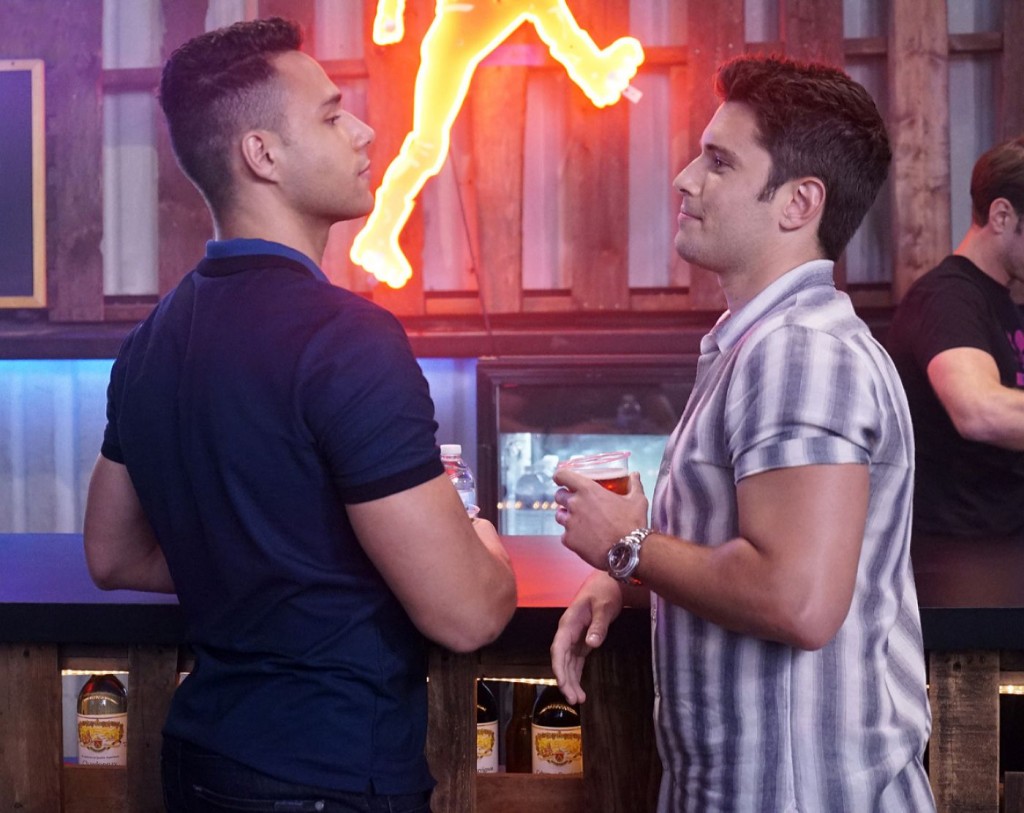 Au bar, Carlos Reyes (Rafael Silva) et T.K. Strand (Ronen Rubinstein) boivent un verre.