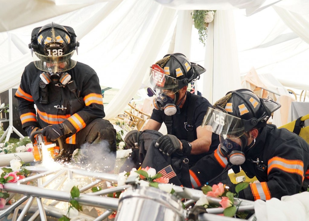 Les pompiers sont sur le terrain pour intervenir au-cours d'un mariage.