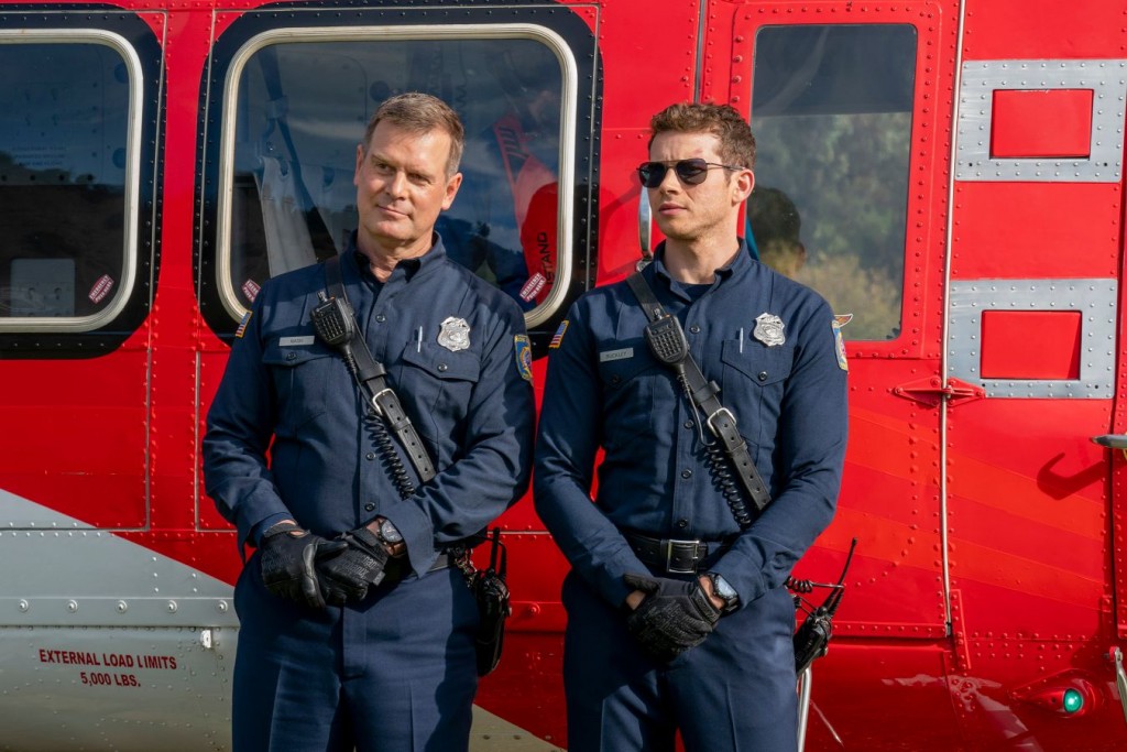 Bobby Nash (Peter Krause) et son ami et collègue le jeune pompier Evan Buckley, dit Buck (Oliver Stark) sont dans leur tenue de pompier.