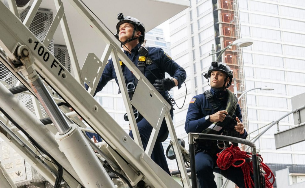 Le capitaine Bobby Nash (Peter Krause) s'apprête à monter à l'échelle pour aider la femme qui s'est encastrée dans son balcon.