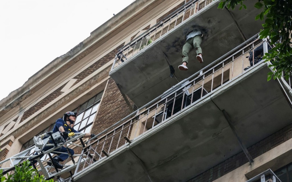 Une femme s'est encastrée dans son balcon. Nombreux pompiers sont sur place afin de lui venire en aide.