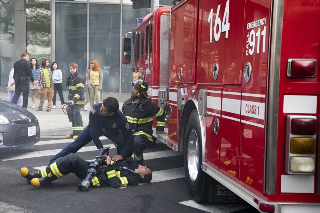 La caserne de la 118 de Los Angeles intervient pour aider un pompier blessé dans l'exercice de ses fonctions.