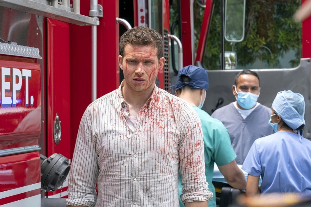 Evan Buckley (Oliver Stark) est en couvert de tâches de sang sur ses vêtements.