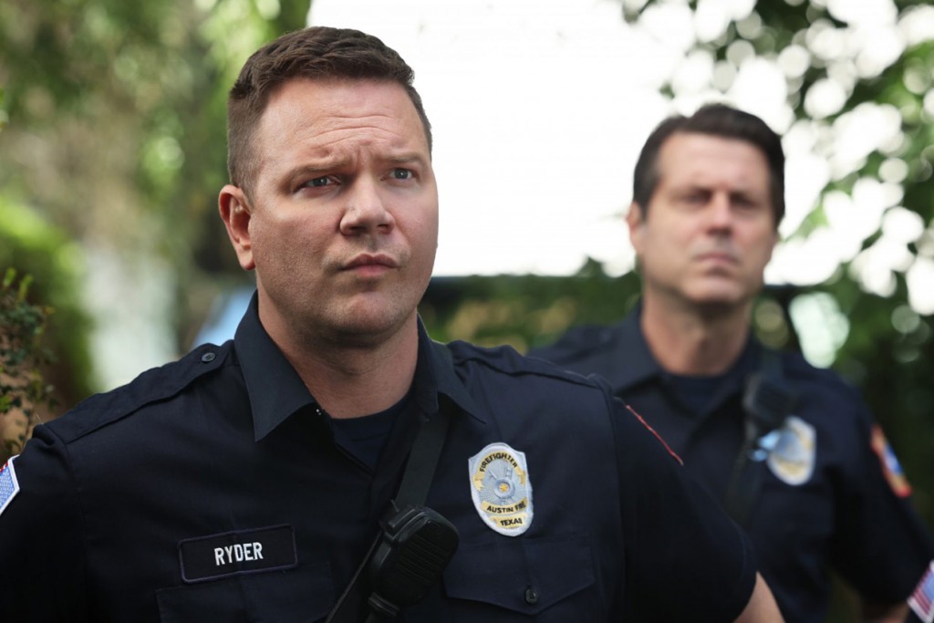 Le pompier Judd Ryder (Jim Parrack) attent attivement avant de pouvoir entrer en action avec ses collègues pour régler le problème annoncé au 911.