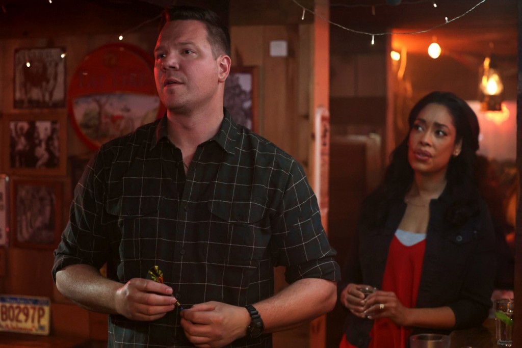 Alors que le pompier Judd Ryder s'apprête à faire une part de fléchettes dans ce bar, l'ambulancière Tommy Vega (Gina Torres) vient discuter avec lui.