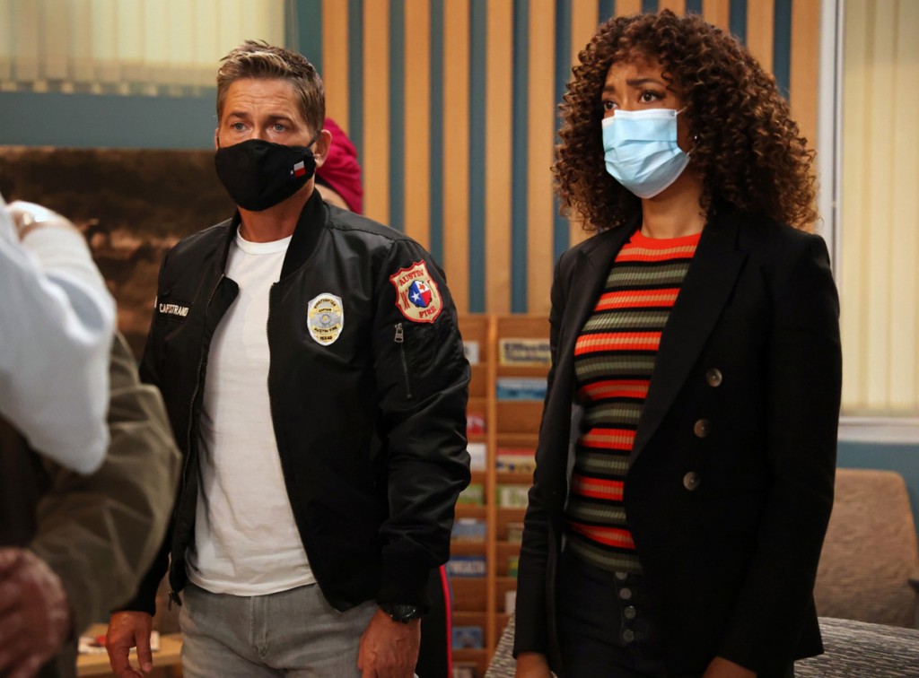 Les secours sont sur place, en effet Owen Strand (Rob Lowe) et Tommy Vega (Gina Torres) arrivent tous les deux masqués sur place.