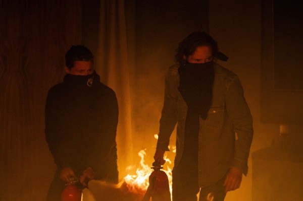 Owen Strand (Rob Lowe) est accompagné d'un gars et essaye d'éteindre le feu.