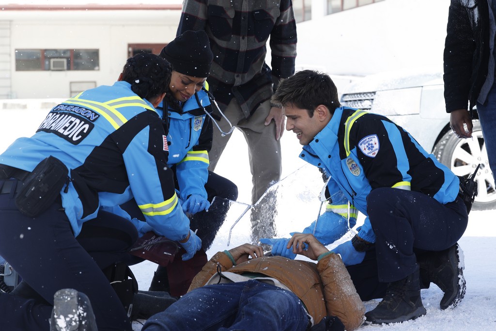 T.K. (Ronen Rubinstein), Tommy (Gina Torres) et Nancy (Brianna Baker) donnent les premiers soins à un homme blessé. 