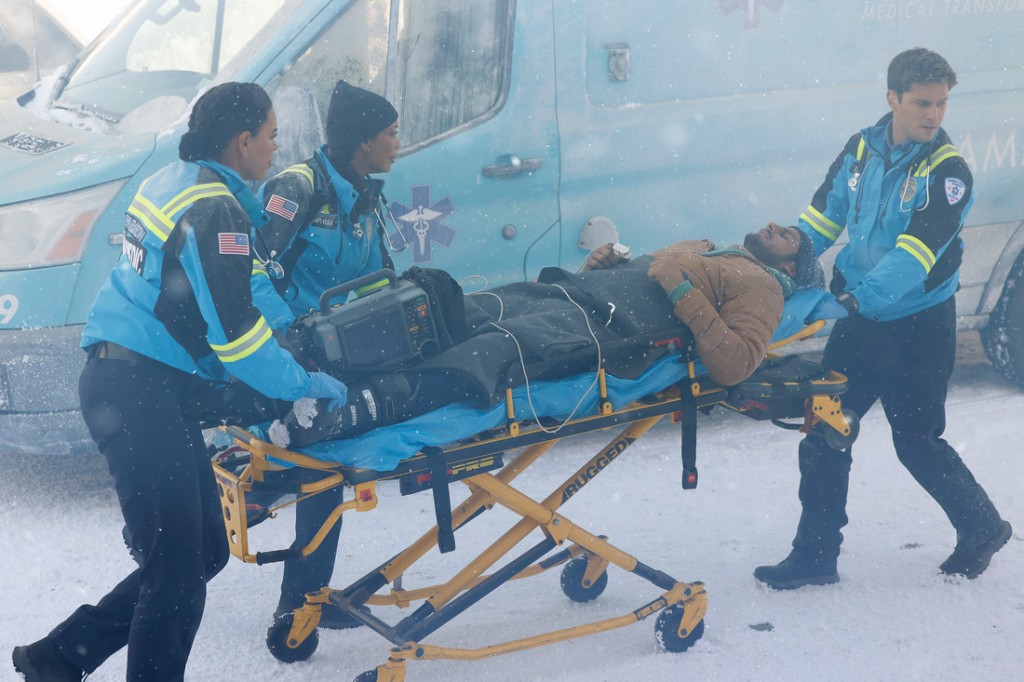 Nancy (Brianna Baker), Tommy (Gina Torres) et T.K. (Ronen Rubenstein) transportent un homme blessé sur un brancard.
