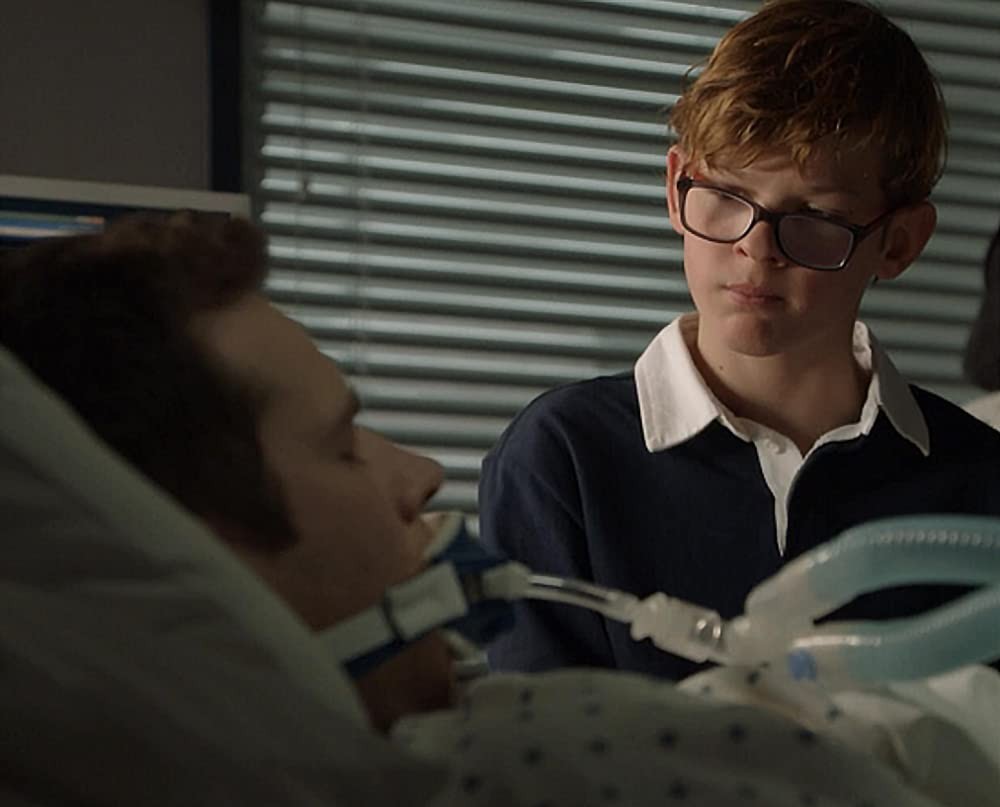 Christopher (Gavin McHugh) rend visite à Buck (Oliver Stark) à l'hôpital.