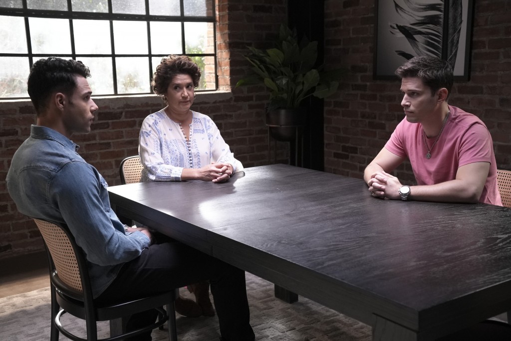 Carlos (Rafael Silva) est assis autour d'une table avec sa mère, Andrea (Roxanna Brusso) et son fiancé, T.K. (Ronen Rubinstein).