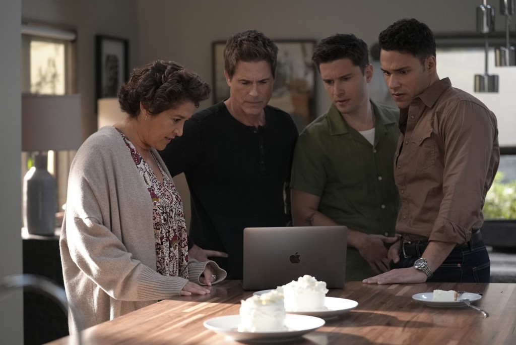 Andrea (Roxanna Brusso), Owen (Rob Lowe), T.K. (Ronen Rubinstein) et Carlos (Rafael Silva) sont face à un ordinateur portable.